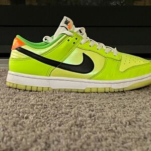 Nike Dunk Low SE Splash Volt